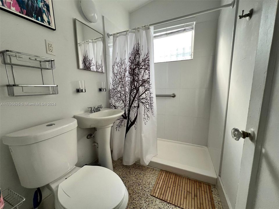 Active With Contract: $2,300 (2 beds, 1 baths, 1610 Square Feet)