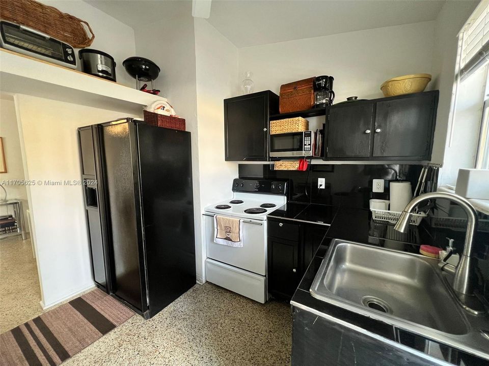 Active With Contract: $2,300 (2 beds, 1 baths, 1610 Square Feet)