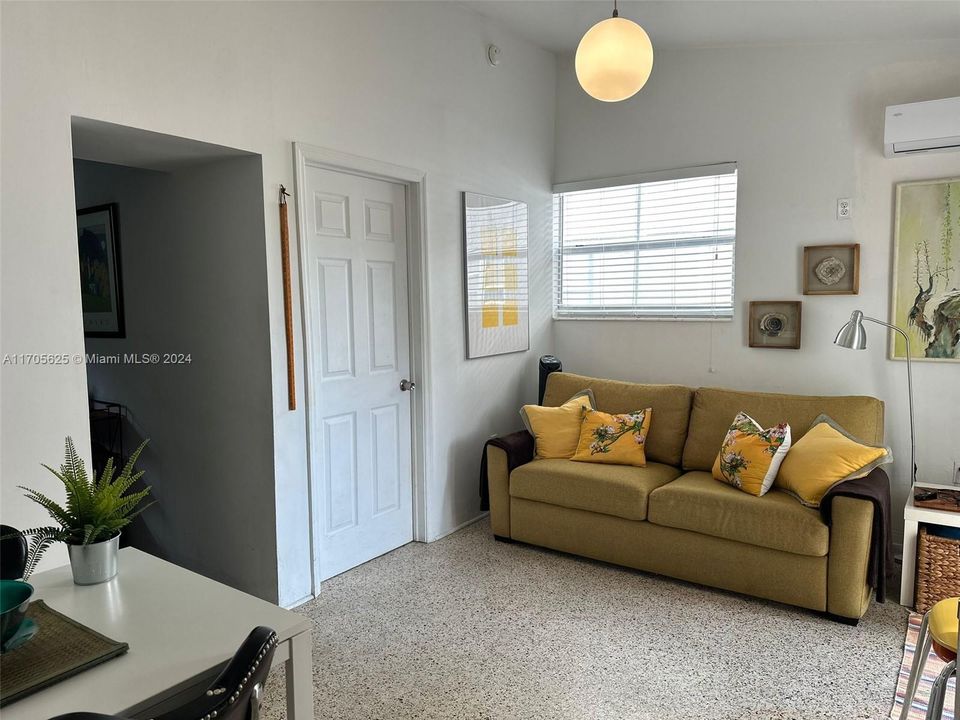 Active With Contract: $2,300 (2 beds, 1 baths, 1610 Square Feet)