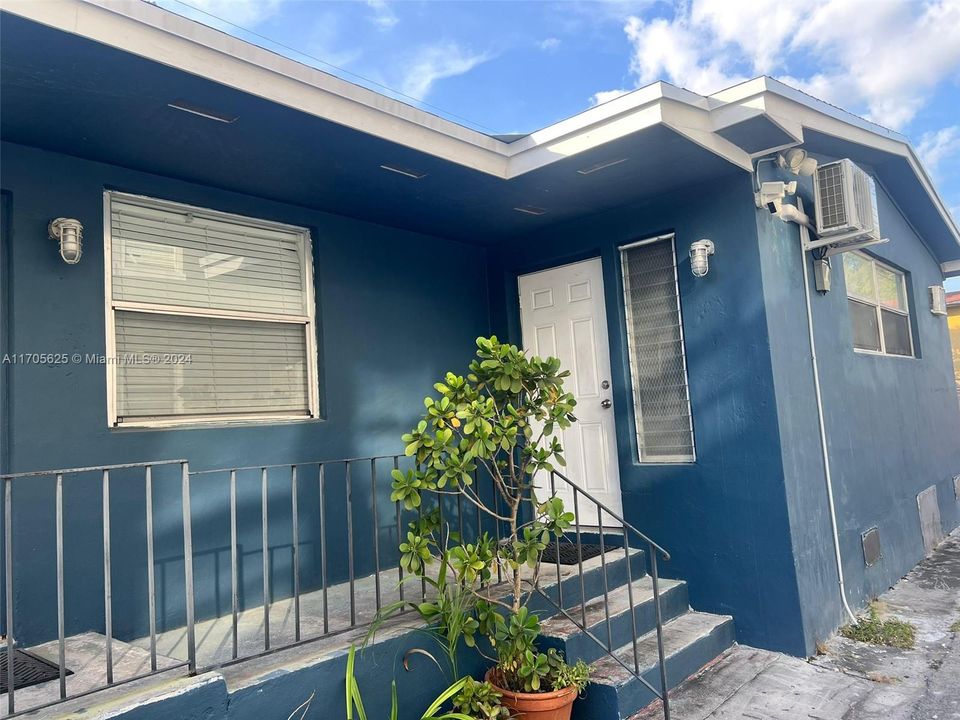 Active With Contract: $2,300 (2 beds, 1 baths, 1610 Square Feet)