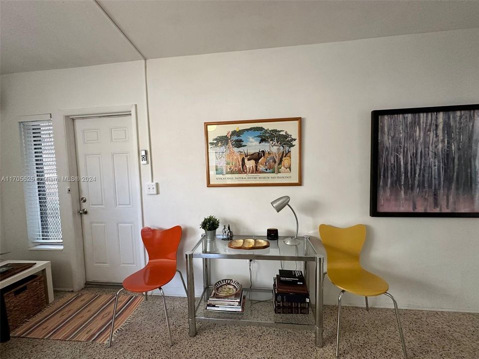 Active With Contract: $2,300 (2 beds, 1 baths, 1610 Square Feet)