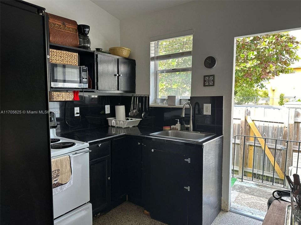 Active With Contract: $2,300 (2 beds, 1 baths, 1610 Square Feet)