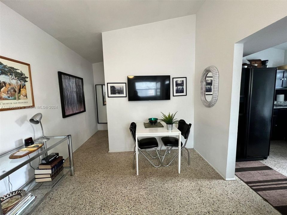 Active With Contract: $2,300 (2 beds, 1 baths, 1610 Square Feet)