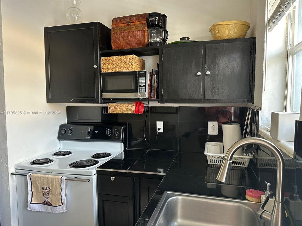 Active With Contract: $2,300 (2 beds, 1 baths, 1610 Square Feet)