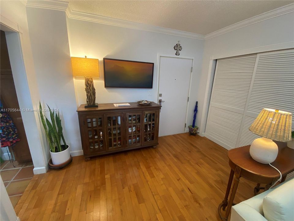 For Sale: $389,900 (1 beds, 1 baths, 880 Square Feet)