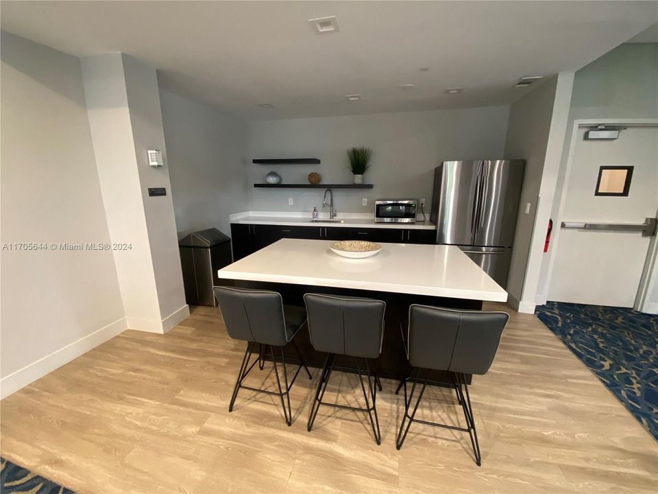 For Sale: $389,900 (1 beds, 1 baths, 880 Square Feet)