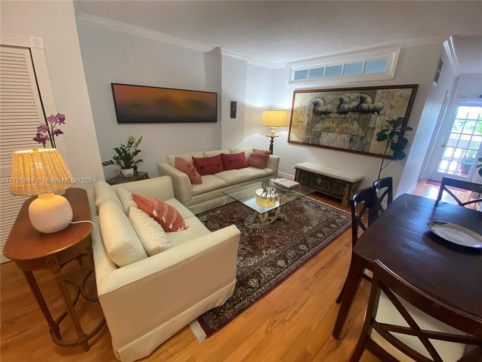 For Sale: $389,900 (1 beds, 1 baths, 880 Square Feet)