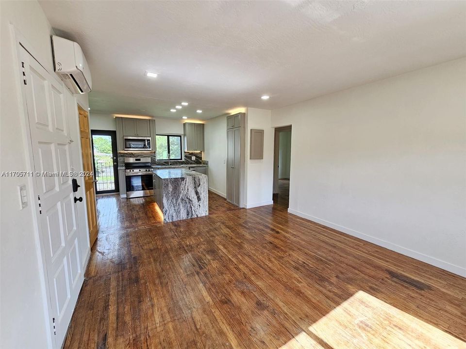 Active With Contract: $2,600 (2 beds, 1 baths, 1708 Square Feet)