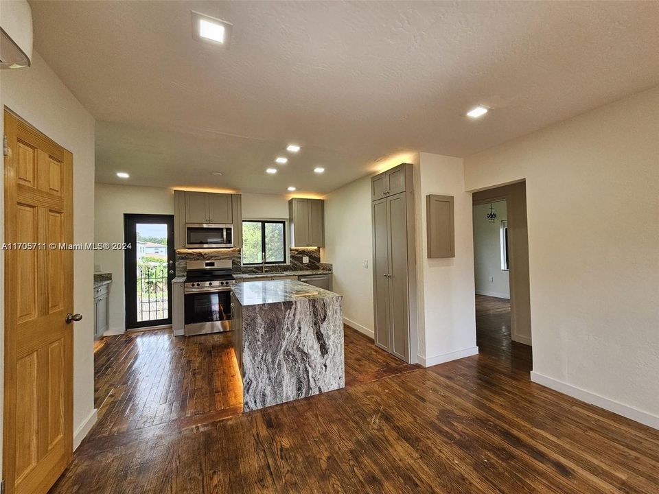 Active With Contract: $2,600 (2 beds, 1 baths, 1708 Square Feet)