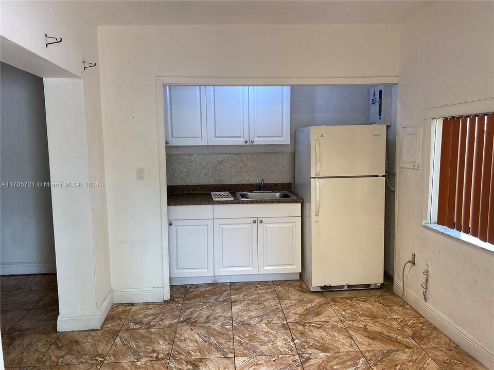 For Rent: $1,300 (1 beds, 1 baths, 2602 Square Feet)