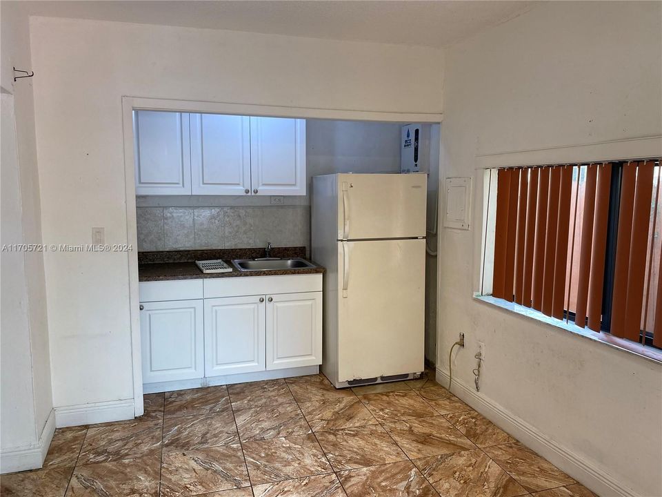 For Rent: $1,300 (1 beds, 1 baths, 2602 Square Feet)