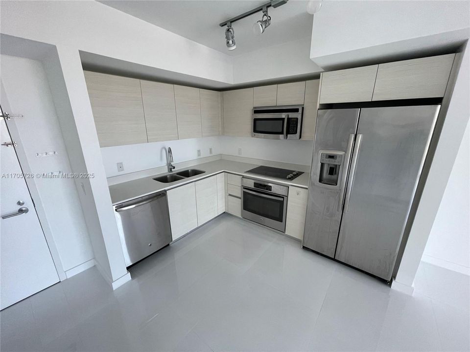 For Sale: $425,000 (1 beds, 1 baths, 672 Square Feet)