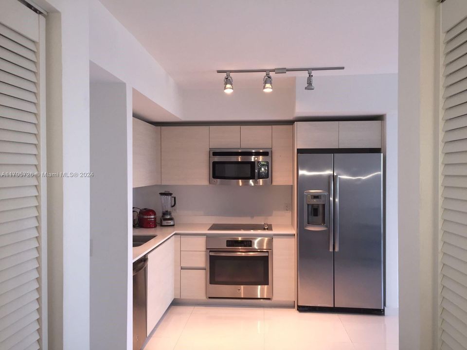 For Sale: $425,000 (1 beds, 1 baths, 672 Square Feet)