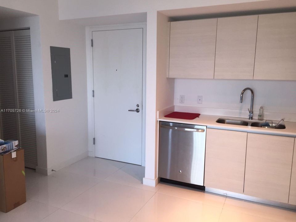 For Sale: $425,000 (1 beds, 1 baths, 672 Square Feet)