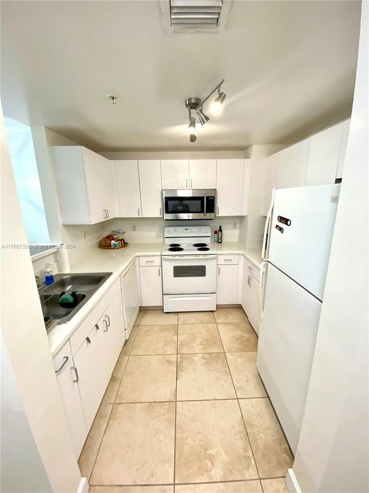 For Sale: $337,000 (1 beds, 1 baths, 803 Square Feet)