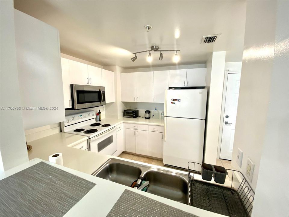 For Sale: $337,000 (1 beds, 1 baths, 803 Square Feet)