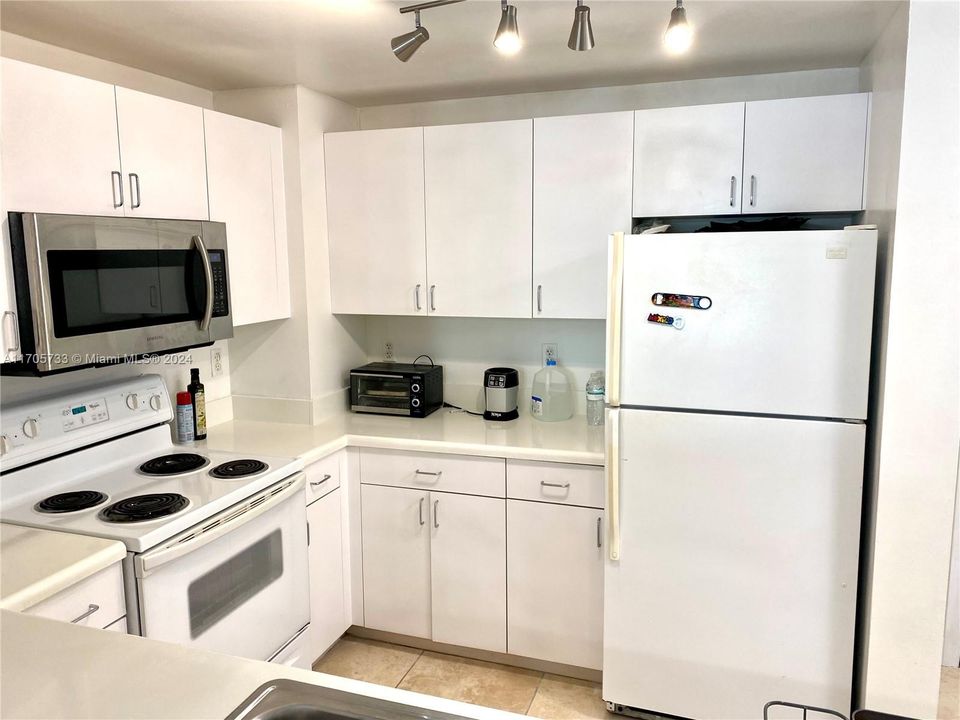 For Sale: $337,000 (1 beds, 1 baths, 803 Square Feet)