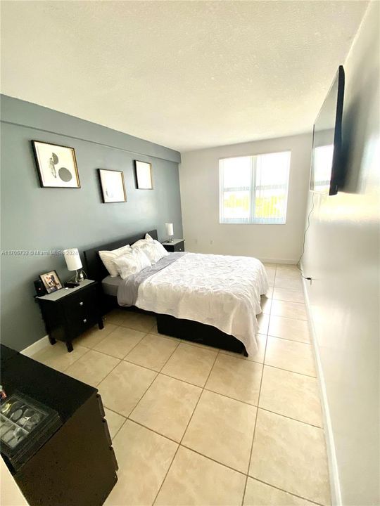 For Sale: $337,000 (1 beds, 1 baths, 803 Square Feet)