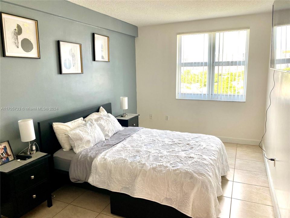 For Sale: $337,000 (1 beds, 1 baths, 803 Square Feet)