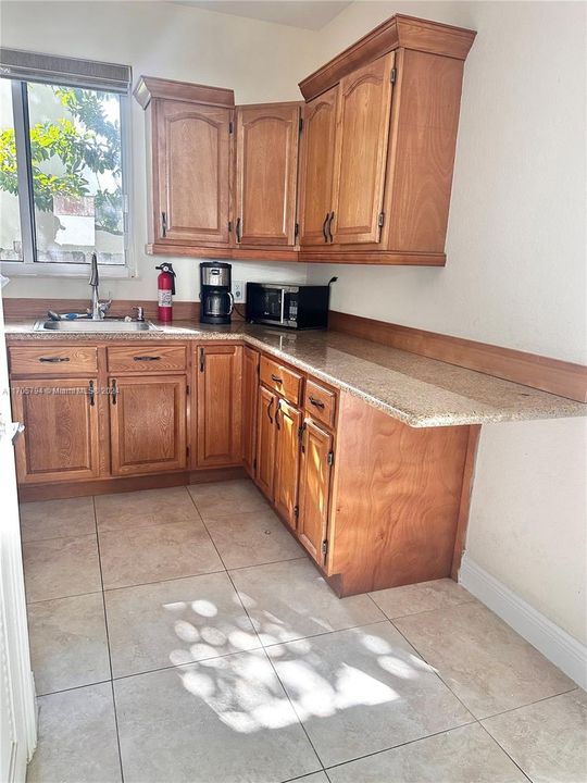 For Rent: $2,300 (2 beds, 1 baths, 700 Square Feet)