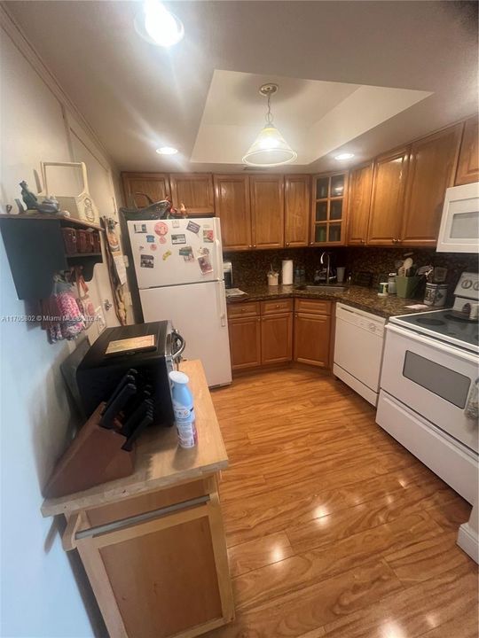 For Sale: $215,000 (1 beds, 1 baths, 950 Square Feet)