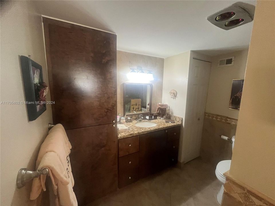 For Sale: $215,000 (1 beds, 1 baths, 950 Square Feet)