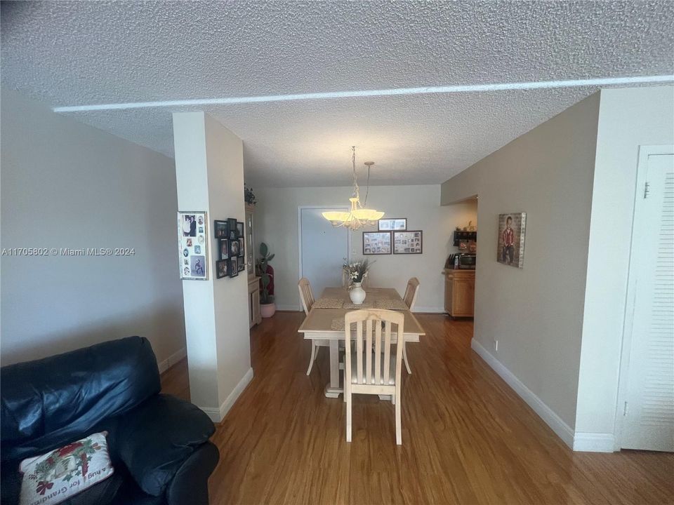 For Sale: $215,000 (1 beds, 1 baths, 950 Square Feet)