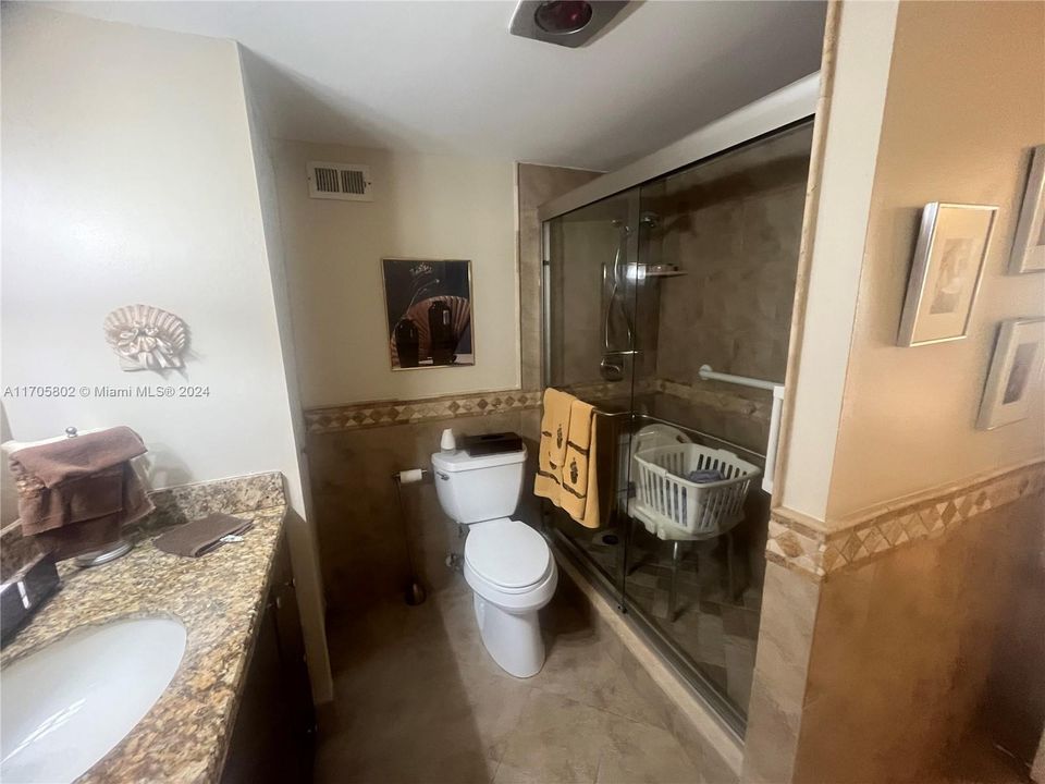 For Sale: $215,000 (1 beds, 1 baths, 950 Square Feet)