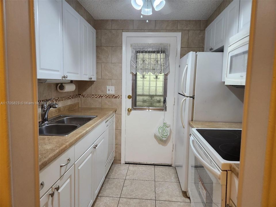 For Sale: $110,000 (1 beds, 1 baths, 688 Square Feet)