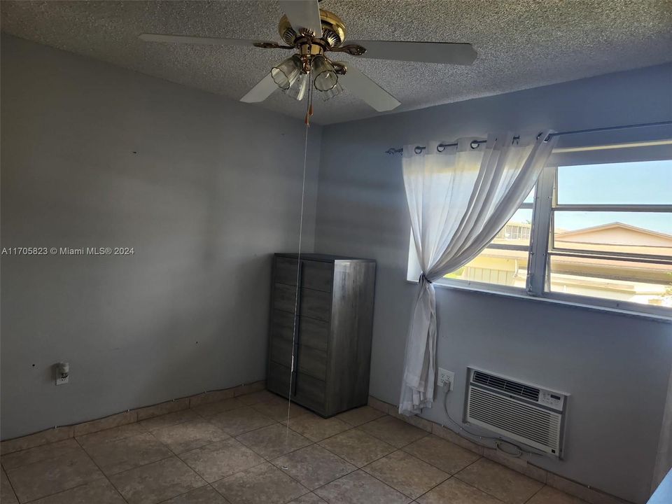 For Sale: $110,000 (1 beds, 1 baths, 688 Square Feet)