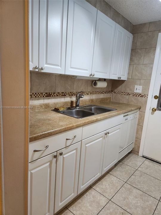 For Sale: $110,000 (1 beds, 1 baths, 688 Square Feet)