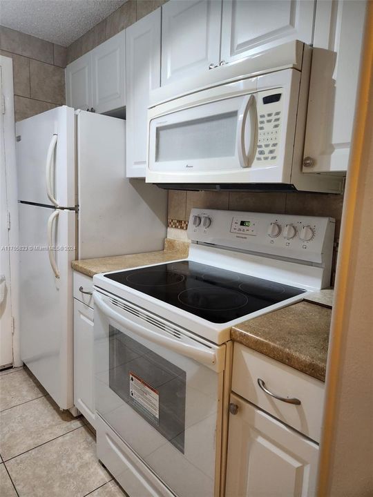 For Sale: $110,000 (1 beds, 1 baths, 688 Square Feet)