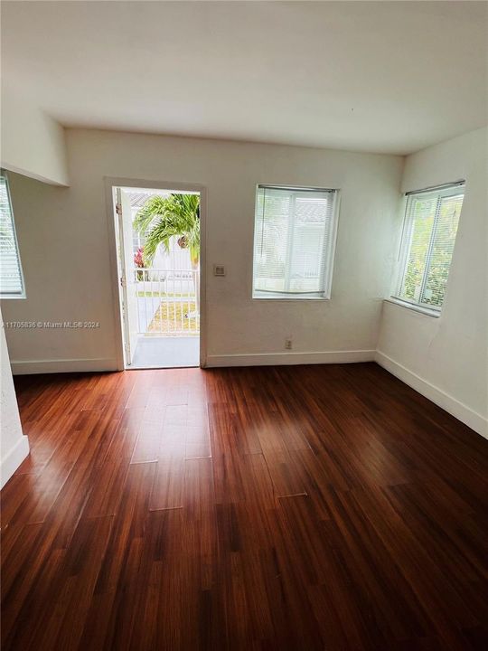 Active With Contract: $1,750 (1 beds, 1 baths, 489 Square Feet)