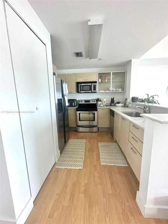 For Rent: $2,550 (1 beds, 1 baths, 679 Square Feet)