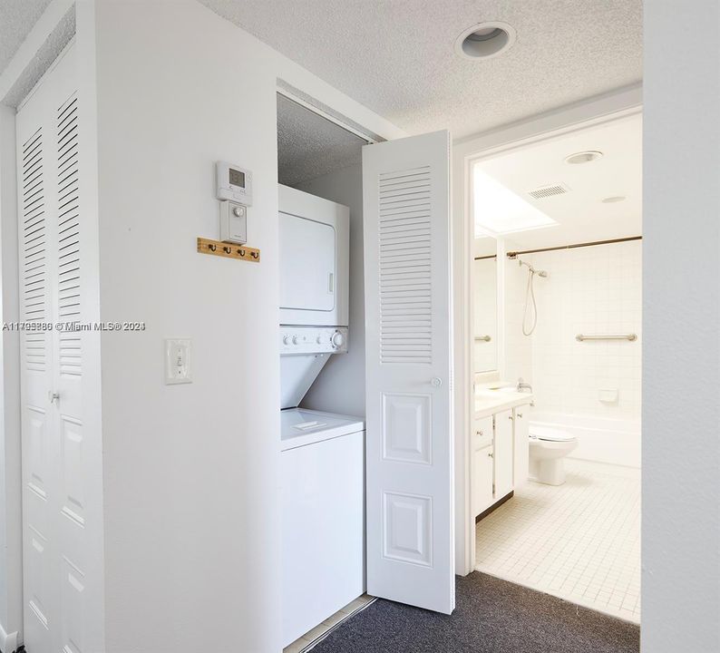 Active With Contract: $1,650 (1 beds, 1 baths, 840 Square Feet)