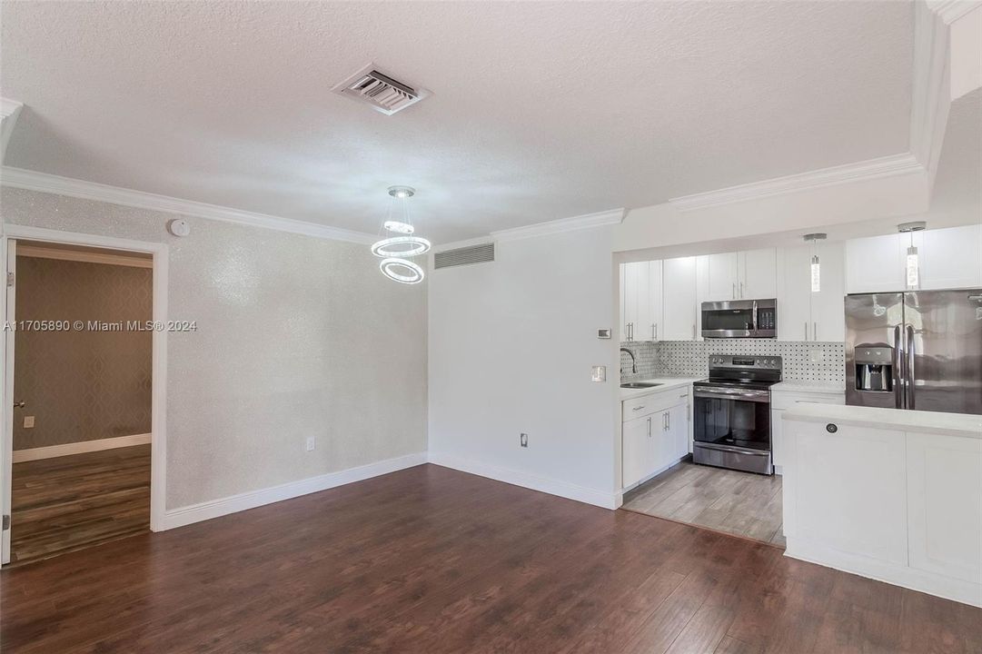 For Sale: $240,000 (2 beds, 2 baths, 978 Square Feet)