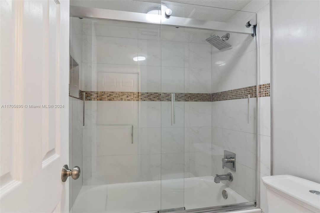 For Sale: $240,000 (2 beds, 2 baths, 978 Square Feet)