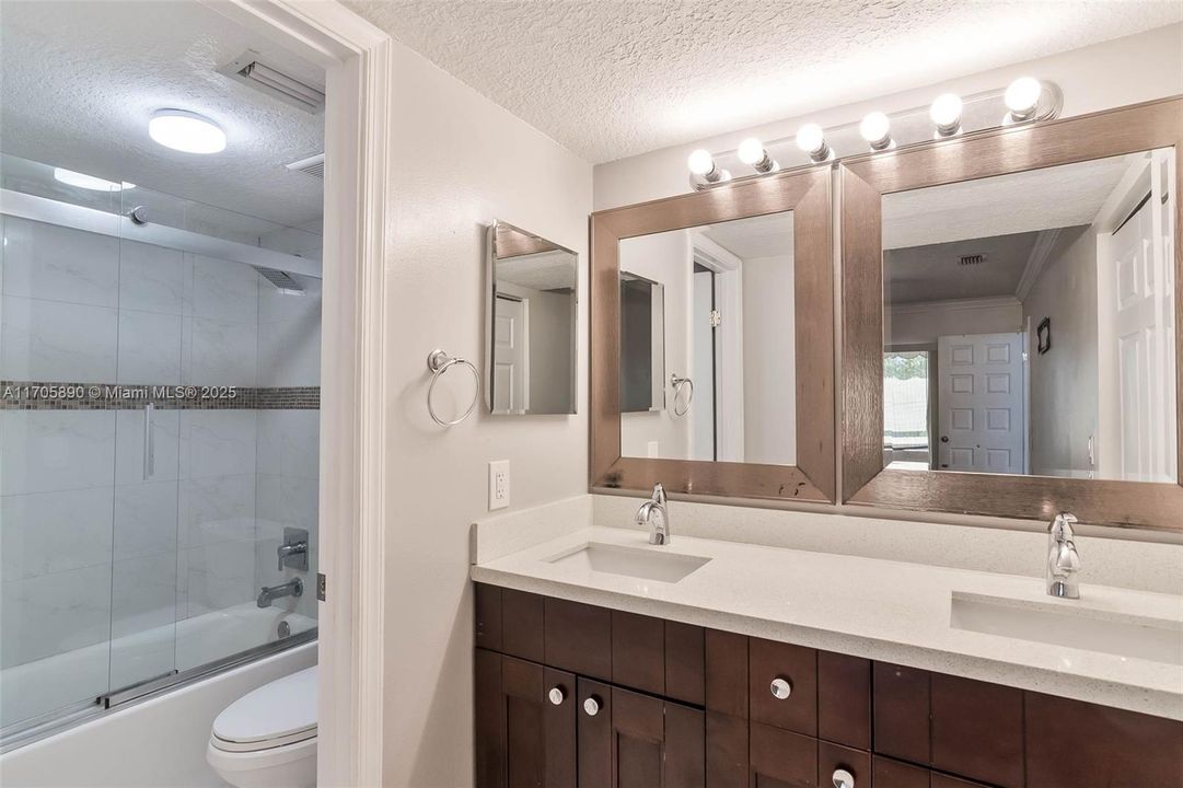 For Sale: $240,000 (2 beds, 2 baths, 978 Square Feet)