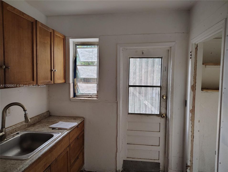 For Sale: $469,000 (3 beds, 1 baths, 936 Square Feet)