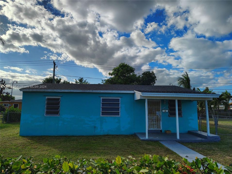 For Sale: $469,000 (3 beds, 1 baths, 936 Square Feet)