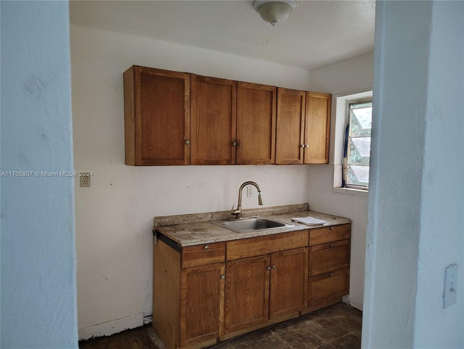 For Sale: $469,000 (3 beds, 1 baths, 936 Square Feet)