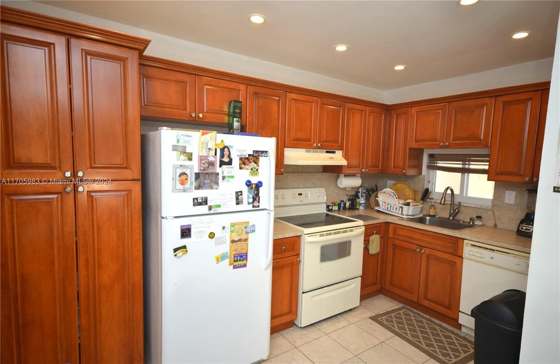 For Sale: $175,000 (2 beds, 2 baths, 1170 Square Feet)