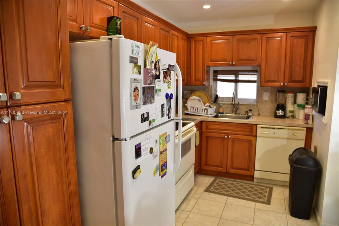 For Sale: $175,000 (2 beds, 2 baths, 1170 Square Feet)