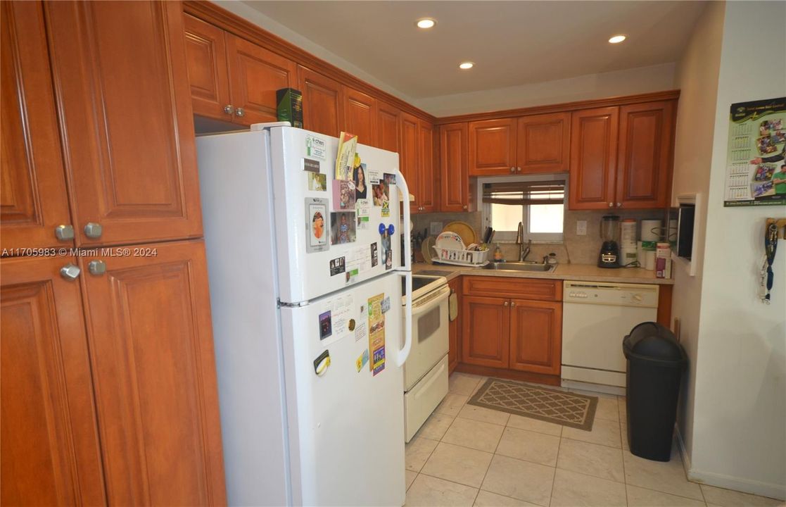 For Sale: $175,000 (2 beds, 2 baths, 1170 Square Feet)