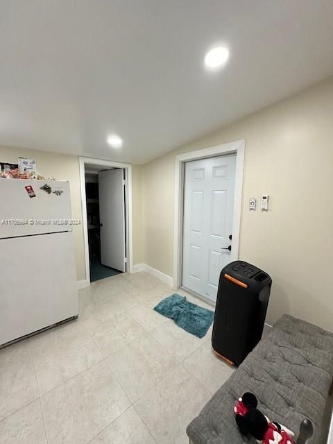 For Rent: $3,300 (3 beds, 1 baths, 1008 Square Feet)