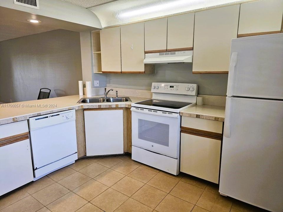 For Rent: $2,100 (2 beds, 2 baths, 1270 Square Feet)