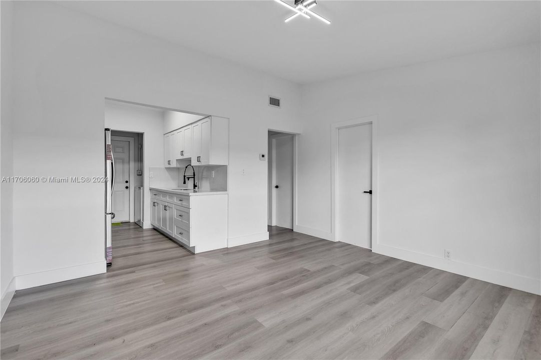 Active With Contract: $2,500 (2 beds, 1 baths, 700 Square Feet)