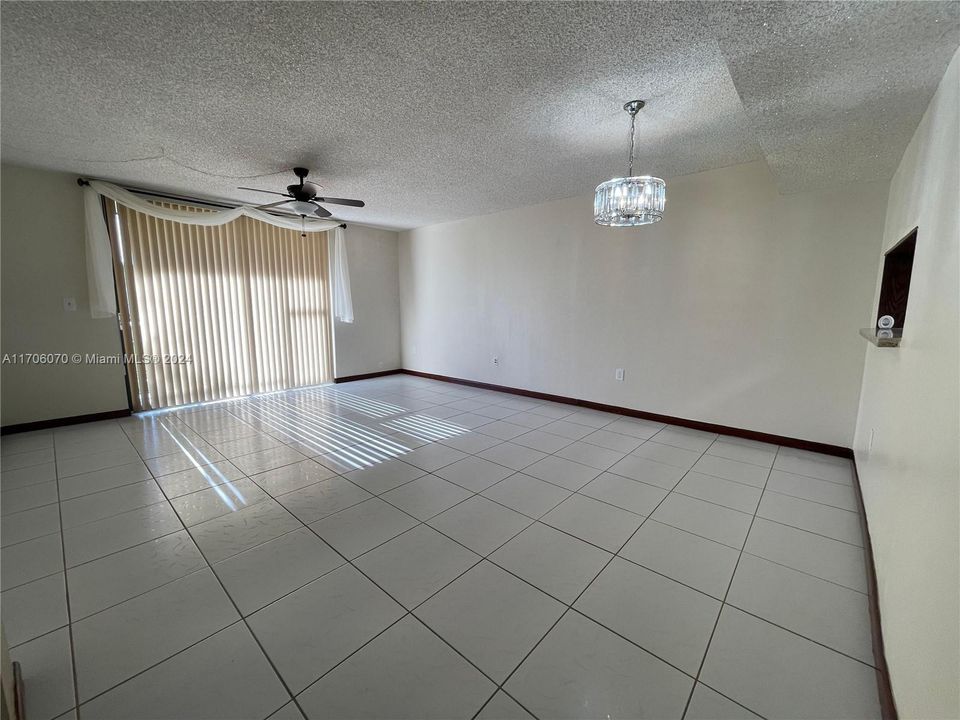 For Sale: $290,000 (2 beds, 2 baths, 965 Square Feet)