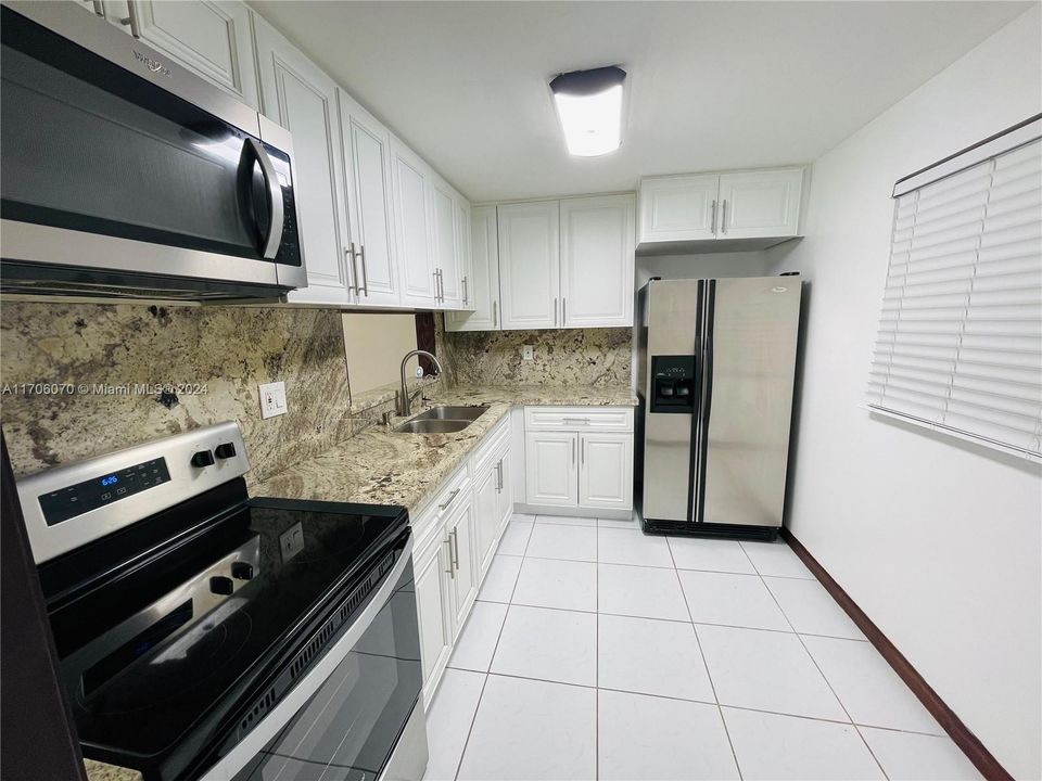 For Sale: $290,000 (2 beds, 2 baths, 965 Square Feet)