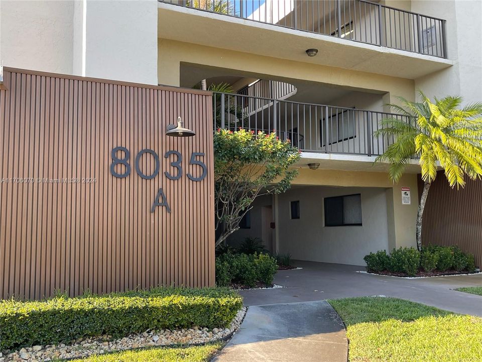 For Sale: $290,000 (2 beds, 2 baths, 965 Square Feet)